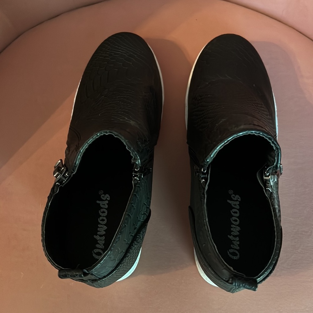 Sneakers - Picture 6 of 6